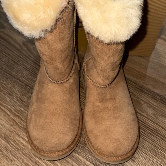 Ugg K Bailey button triplet size 4 youth in box - Picture 3 of 6